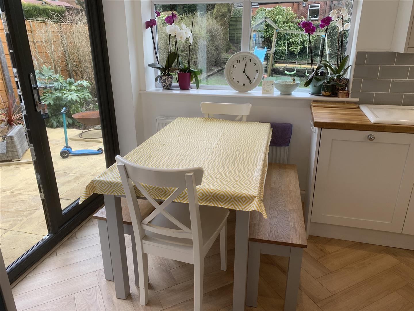 'L' SHAPED KITCHEN DINER